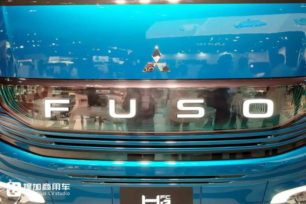 2025日本移动出行展｜氢内燃机、氢燃料电池卡车同台竞技！三菱扶桑现场展车阵容实拍
