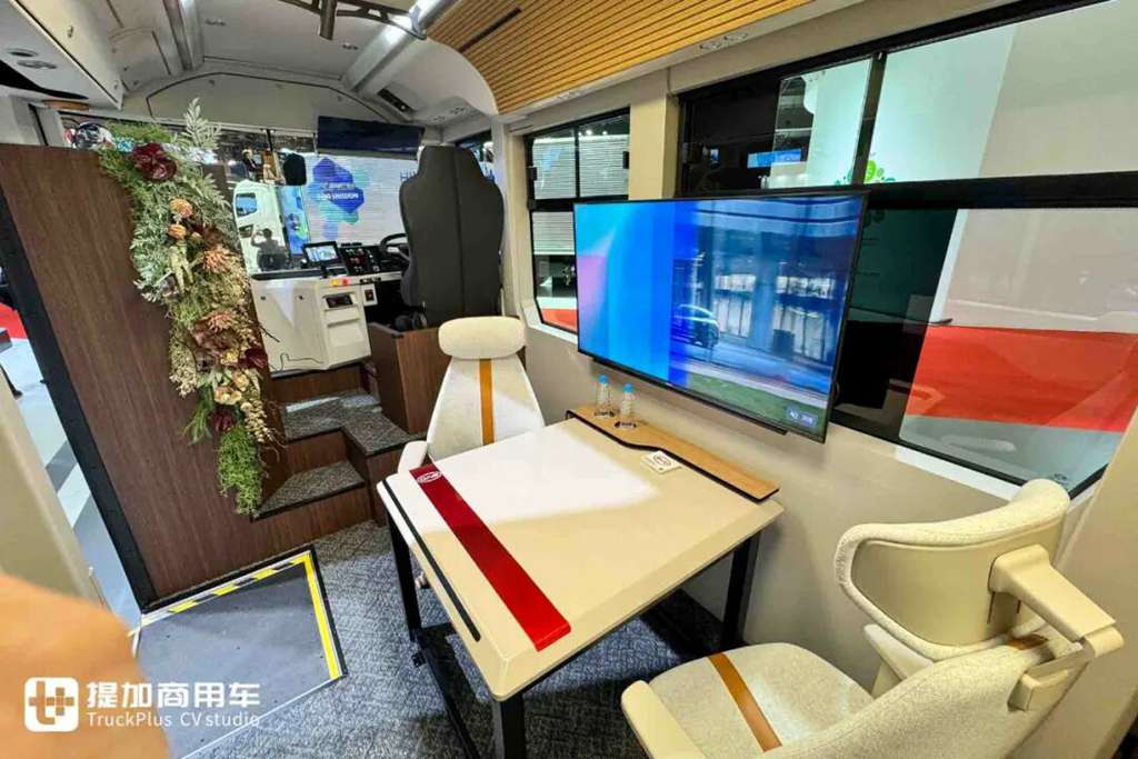 城市客车爆改移动办公室！比亚迪J6定制版Living Car亮相，这配置真不错