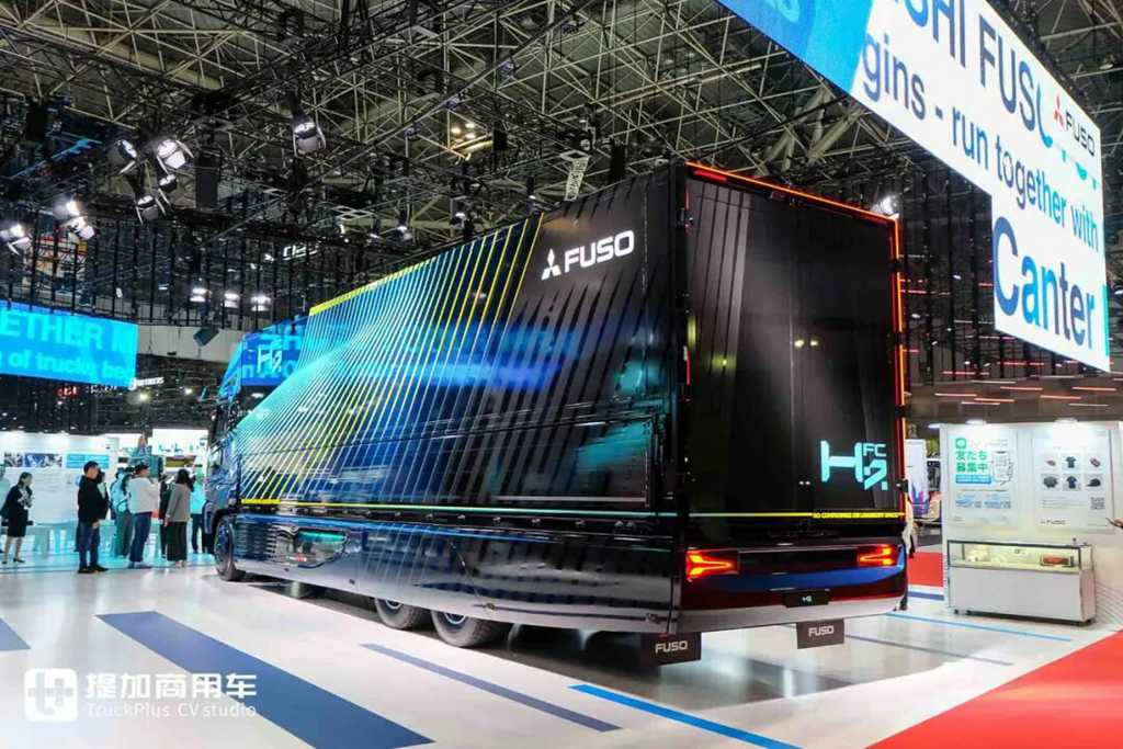 2025日本移动出行展｜氢内燃机、氢燃料电池卡车同台竞技！三菱扶桑现场展车阵容实拍