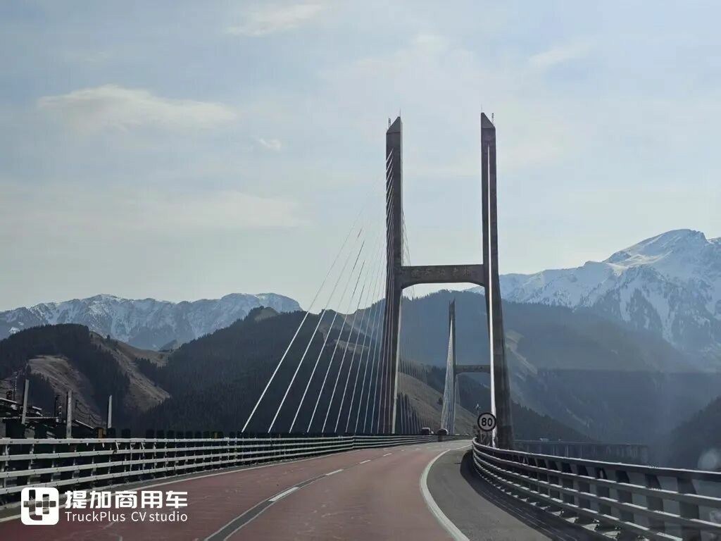 乘龙HK燃气牵引车穿越新疆，新疆各种极限路测下，它的表现如何？