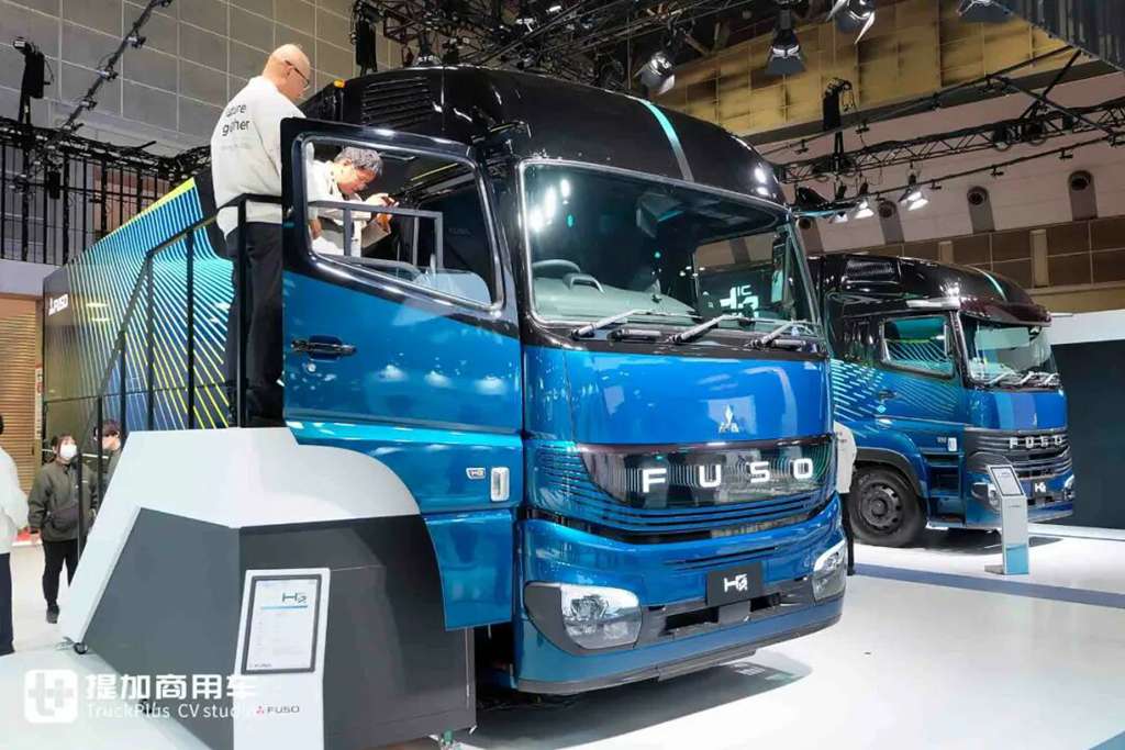 2025日本移动出行展｜氢内燃机、氢燃料电池卡车同台竞技！三菱扶桑现场展车阵容实拍