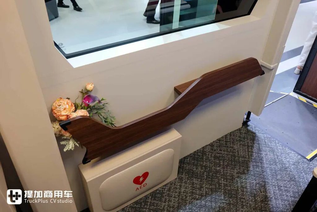 城市客车爆改移动办公室！比亚迪J6定制版Living Car亮相，这配置真不错