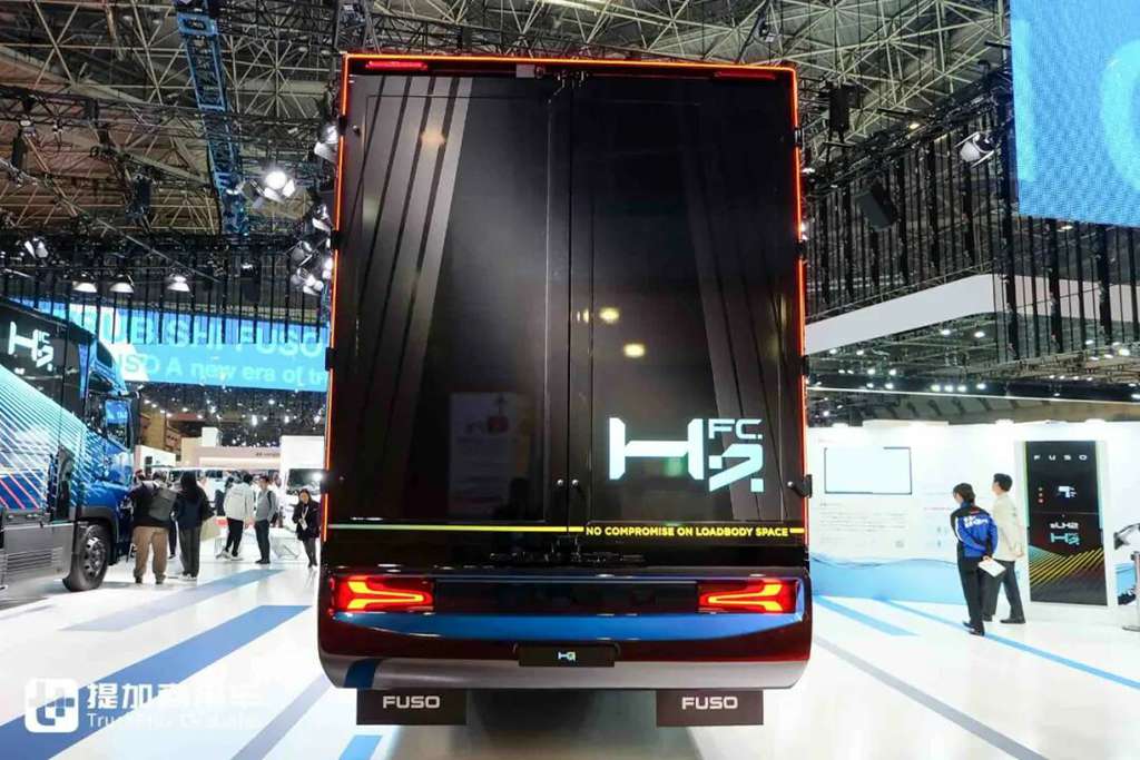 2025日本移动出行展｜氢内燃机、氢燃料电池卡车同台竞技！三菱扶桑现场展车阵容实拍