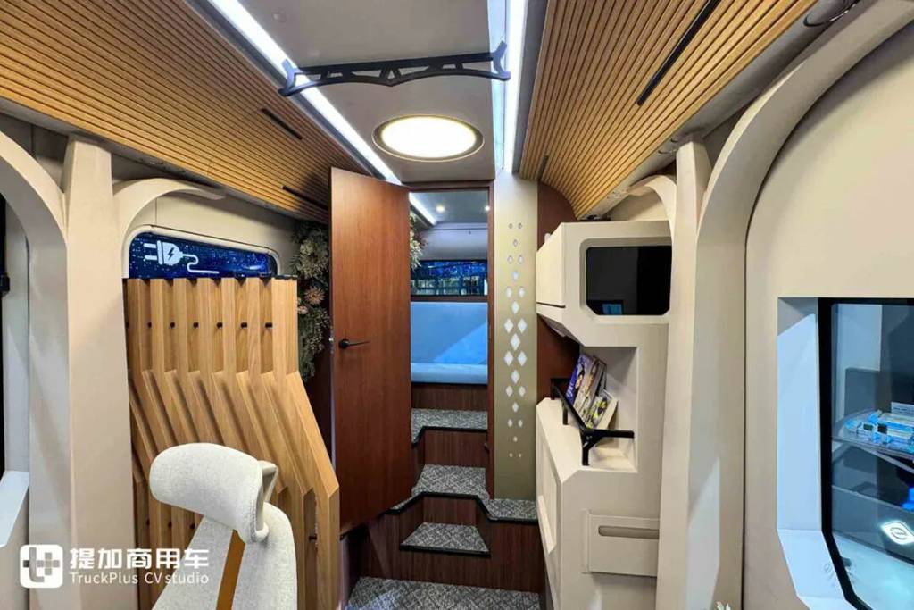 城市客车爆改移动办公室！比亚迪J6定制版Living Car亮相，这配置真不错