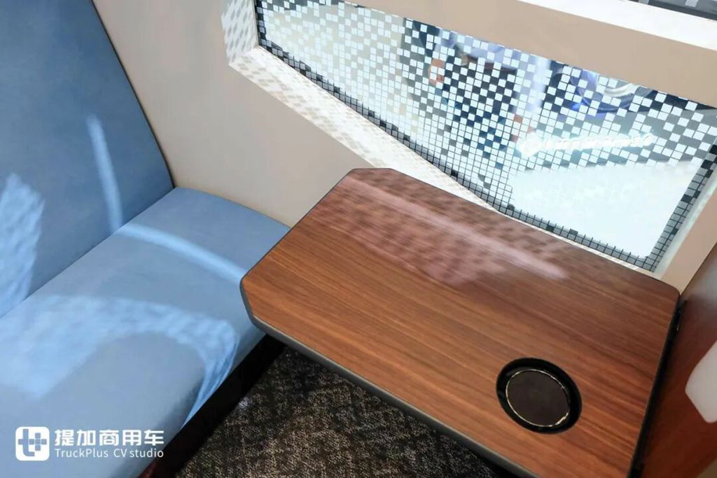 城市客车爆改移动办公室！比亚迪J6定制版Living Car亮相，这配置真不错