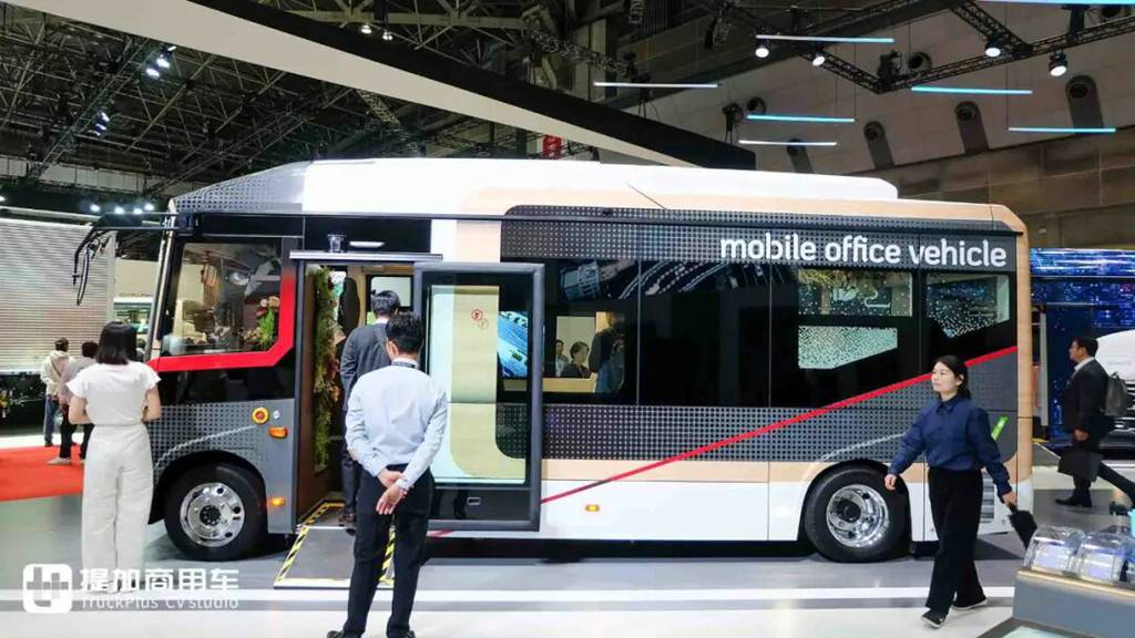城市客车爆改移动办公室！比亚迪J6定制版Living Car亮相，这配置真不错