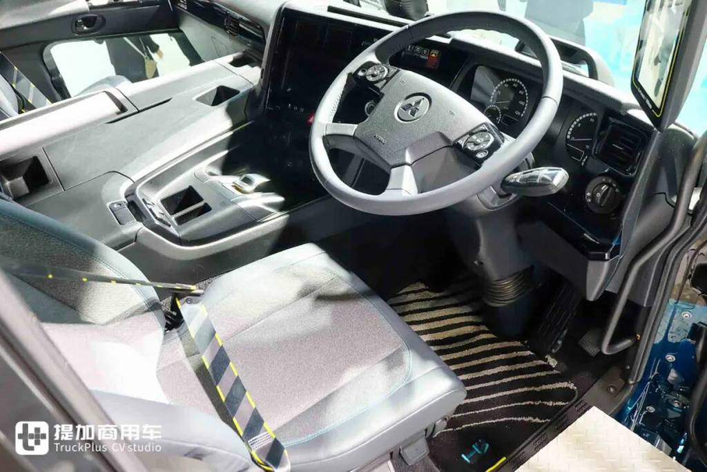 2025日本移动出行展｜氢内燃机、氢燃料电池卡车同台竞技！三菱扶桑现场展车阵容实拍