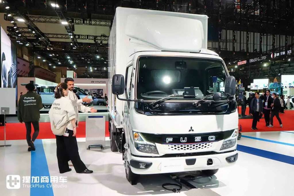 2025日本移动出行展｜氢内燃机、氢燃料电池卡车同台竞技！三菱扶桑现场展车阵容实拍