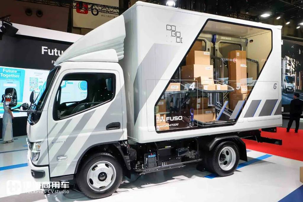 2025日本移动出行展｜氢内燃机、氢燃料电池卡车同台竞技！三菱扶桑现场展车阵容实拍