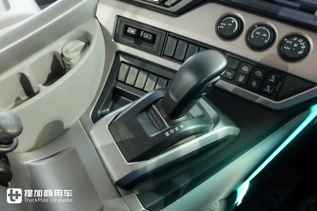 曾是东风天龙的“兄弟”，日产柴还记得吗？今年恰逢诞生90周年，还推出了一款UD Quon纪念版牵引车！