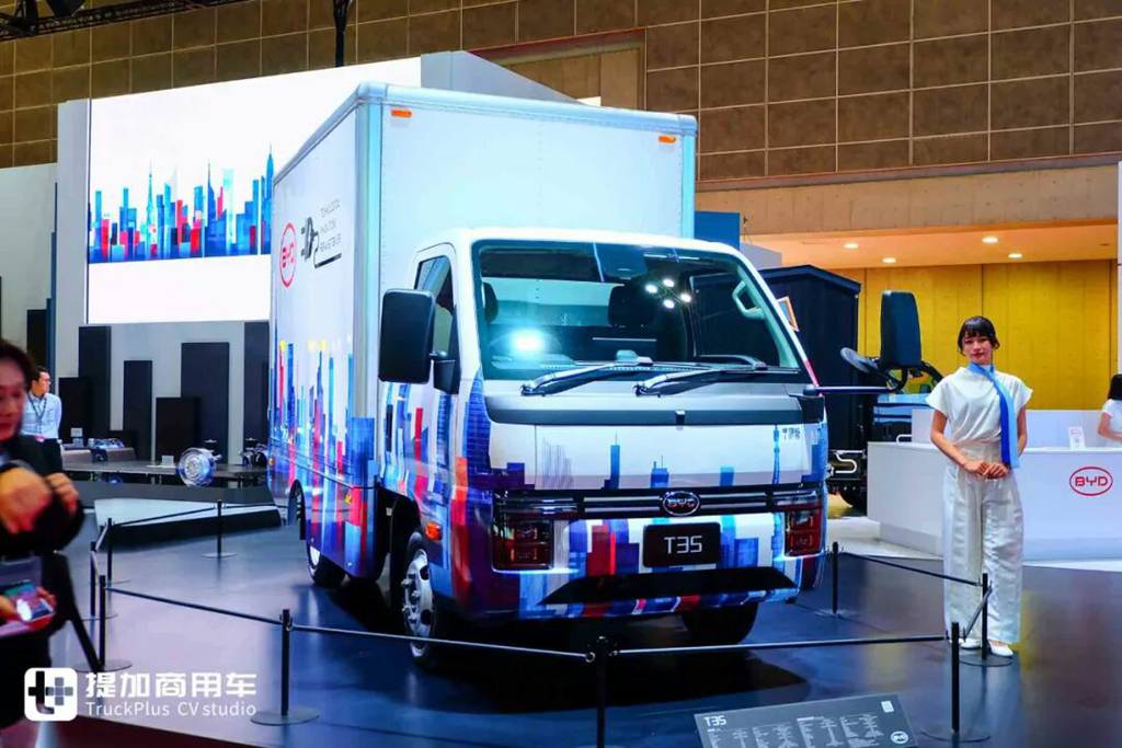 宜商也宜家，转弯半径不到五米！比亚迪T35纯电动轻卡日本首发亮相，实力几何？