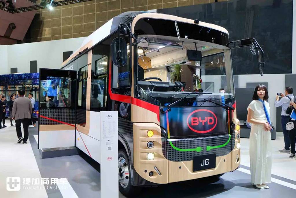 城市客车爆改移动办公室！比亚迪J6定制版Living Car亮相，这配置真不错