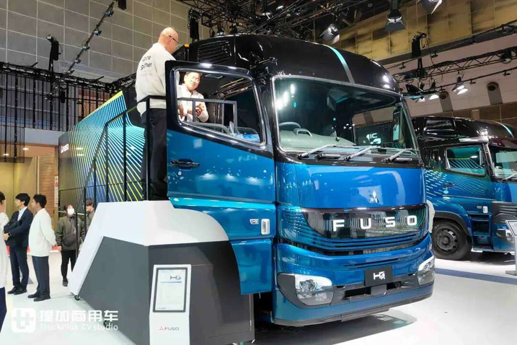 2025日本移动出行展｜氢内燃机、氢燃料电池卡车同台竞技！三菱扶桑现场展车阵容实拍