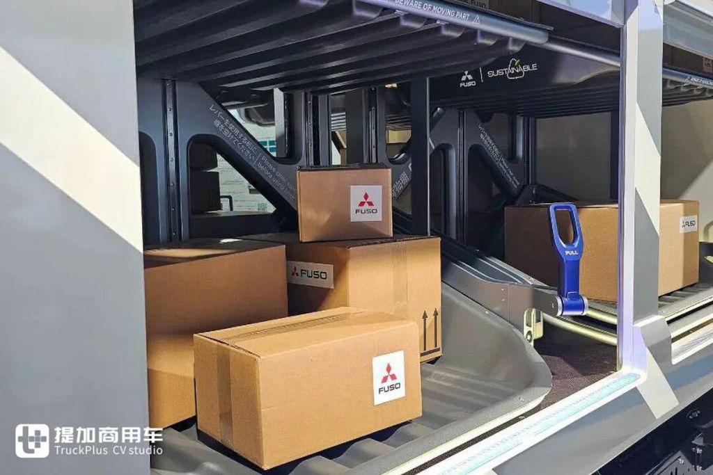 2025日本移动出行展｜氢内燃机、氢燃料电池卡车同台竞技！三菱扶桑现场展车阵容实拍