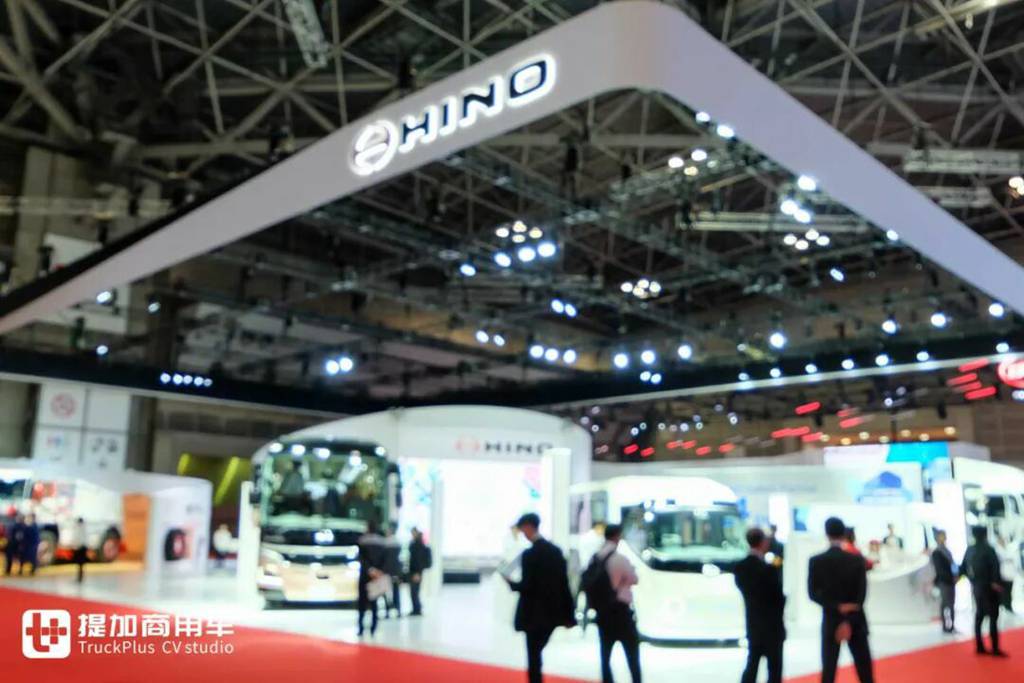 2025日本移动出行展｜达喀尔拉力赛车、新一代豪华巴士亮相，HINO日野现场展车实拍