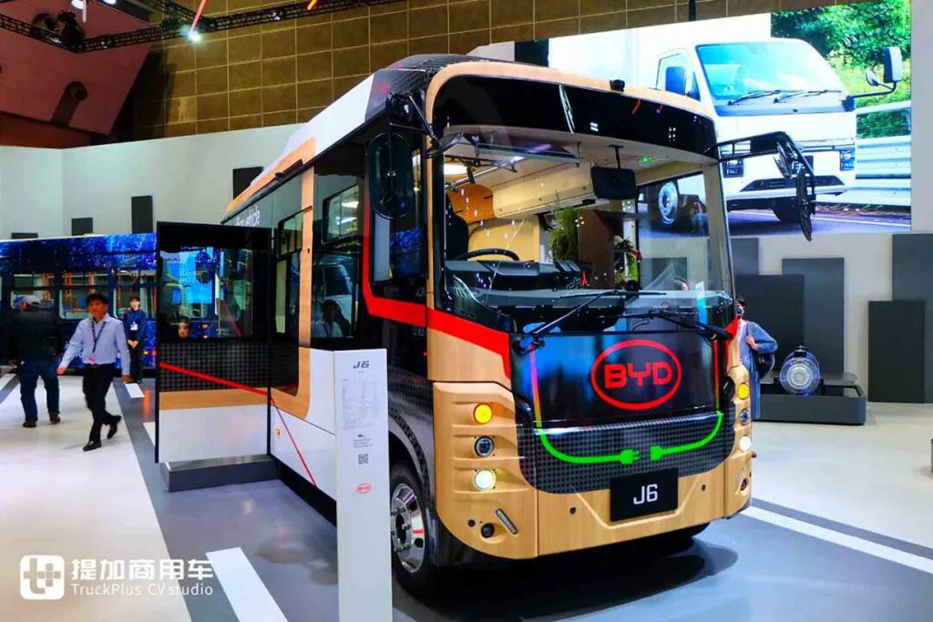 城市客车爆改移动办公室！比亚迪J6定制版Living Car亮相，这配置真不错