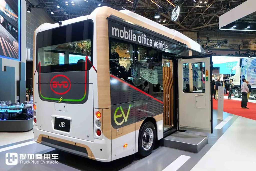 城市客车爆改移动办公室！比亚迪J6定制版Living Car亮相，这配置真不错