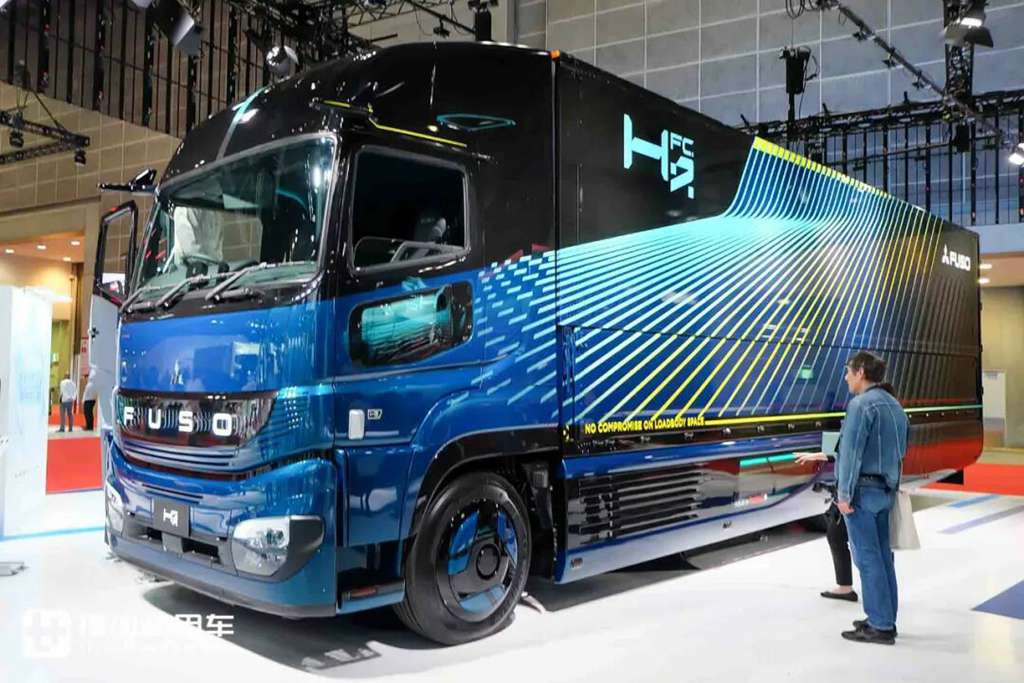 2025日本移动出行展｜氢内燃机、氢燃料电池卡车同台竞技！三菱扶桑现场展车阵容实拍