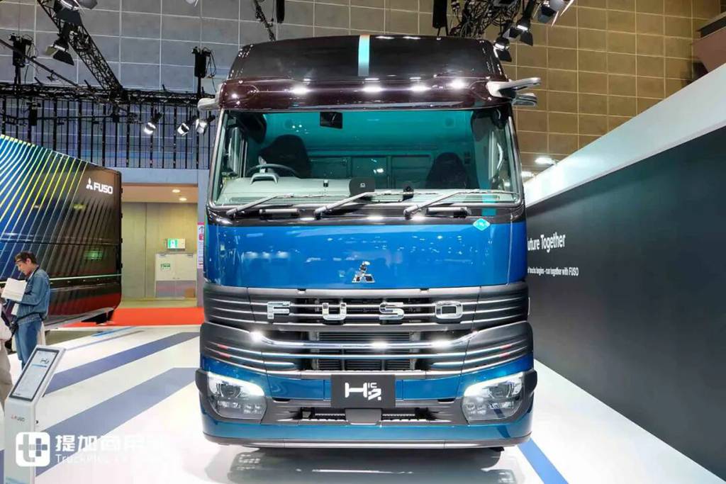 2025日本移动出行展｜氢内燃机、氢燃料电池卡车同台竞技！三菱扶桑现场展车阵容实拍