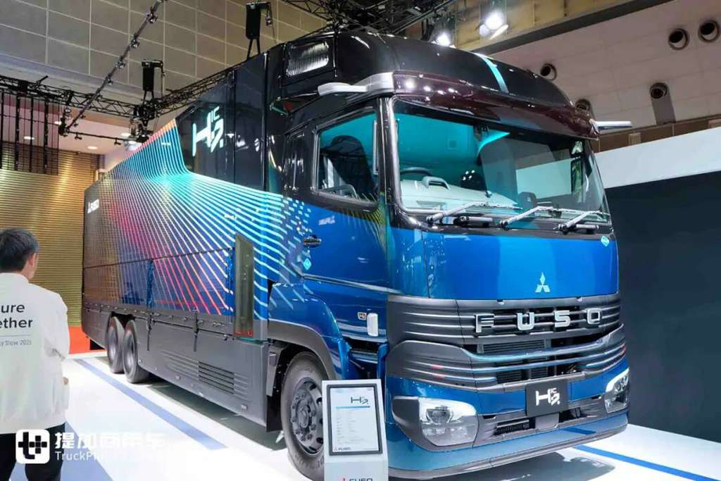 2025日本移动出行展｜氢内燃机、氢燃料电池卡车同台竞技！三菱扶桑现场展车阵容实拍
