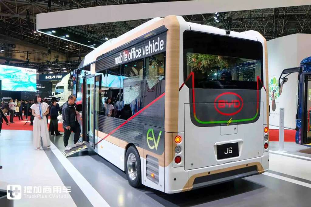 城市客车爆改移动办公室！比亚迪J6定制版Living Car亮相，这配置真不错