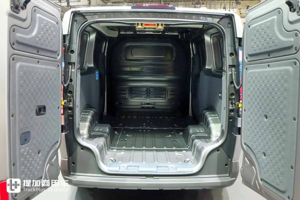 起亚的电动VAN车，客运货运全满足！起亚PV5登陆日本市场，实拍带你看实力几何