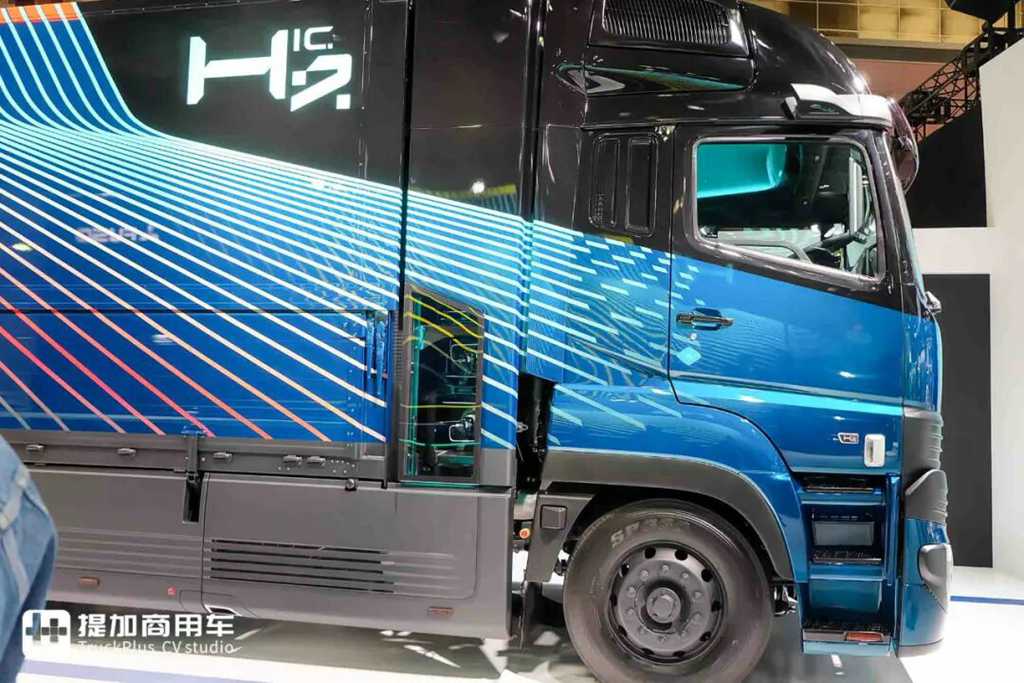 2025日本移动出行展｜氢内燃机、氢燃料电池卡车同台竞技！三菱扶桑现场展车阵容实拍