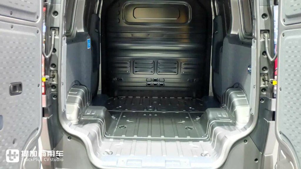 起亚的电动VAN车，客运货运全满足！起亚PV5登陆日本市场，实拍带你看实力几何