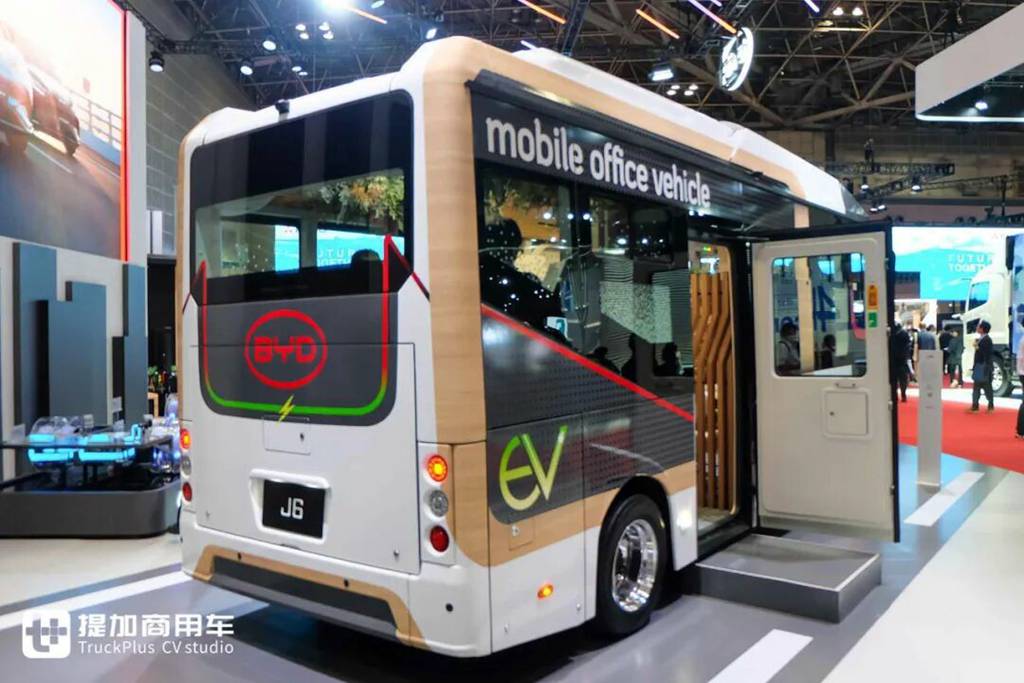 城市客车爆改移动办公室！比亚迪J6定制版Living Car亮相，这配置真不错