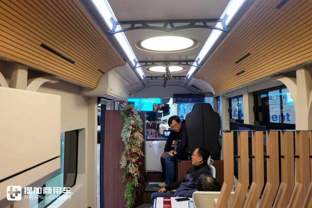 城市客车爆改移动办公室！比亚迪J6定制版Living Car亮相，这配置真不错