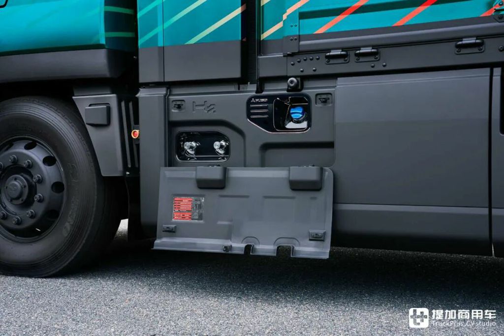 2025日本移动出行展｜氢内燃机、氢燃料电池卡车同台竞技！三菱扶桑现场展车阵容实拍