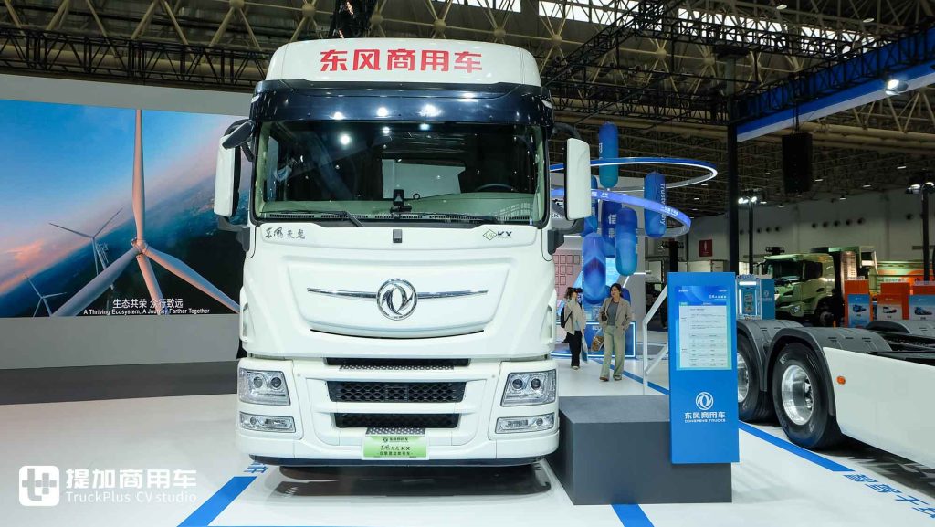 2025武汉车展｜天龙GX智驾车型抢眼，混动、兆瓦超充亮相！带您看东风商用车展品阵容