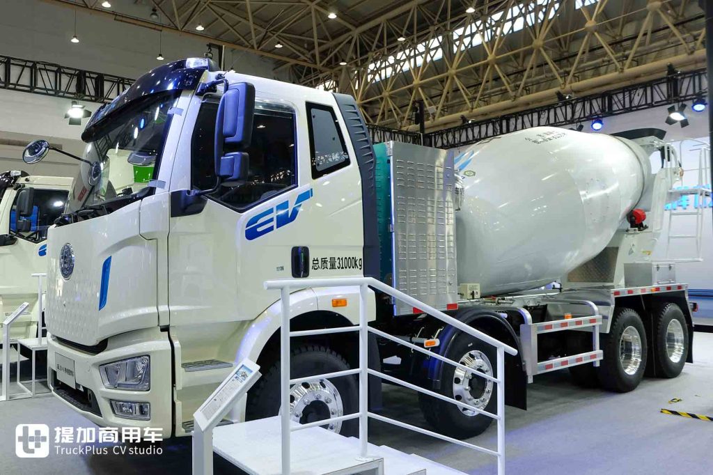 2025武汉车展｜5款新能源卡车亮相，还有30+文创产品？带您逛一汽解放展台