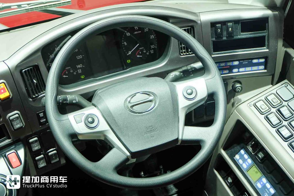 它是日系旗舰旅游巴士？20年来首次外观更新，日本实拍新款日野Selega