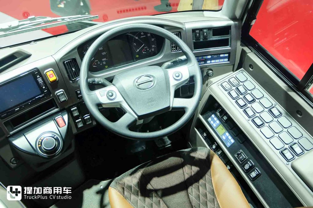 它是日系旗舰旅游巴士？20年来首次外观更新，日本实拍新款日野Selega