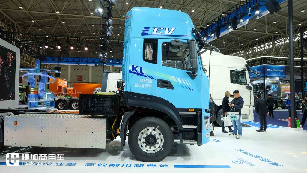 2025武汉车展｜天龙GX智驾车型抢眼，混动、兆瓦超充亮相！带您看东风商用车展品阵容