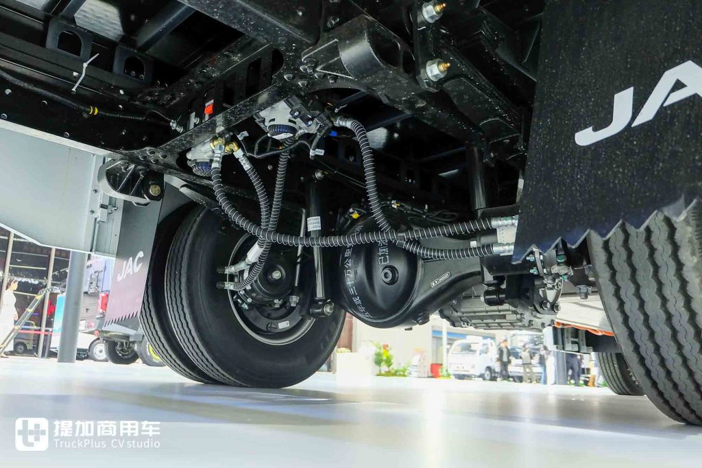 颠覆传统新能源轻卡！低风阻楔形车身+超大驾驶室，江淮1卡坤鹏ET9到底有何不一样？