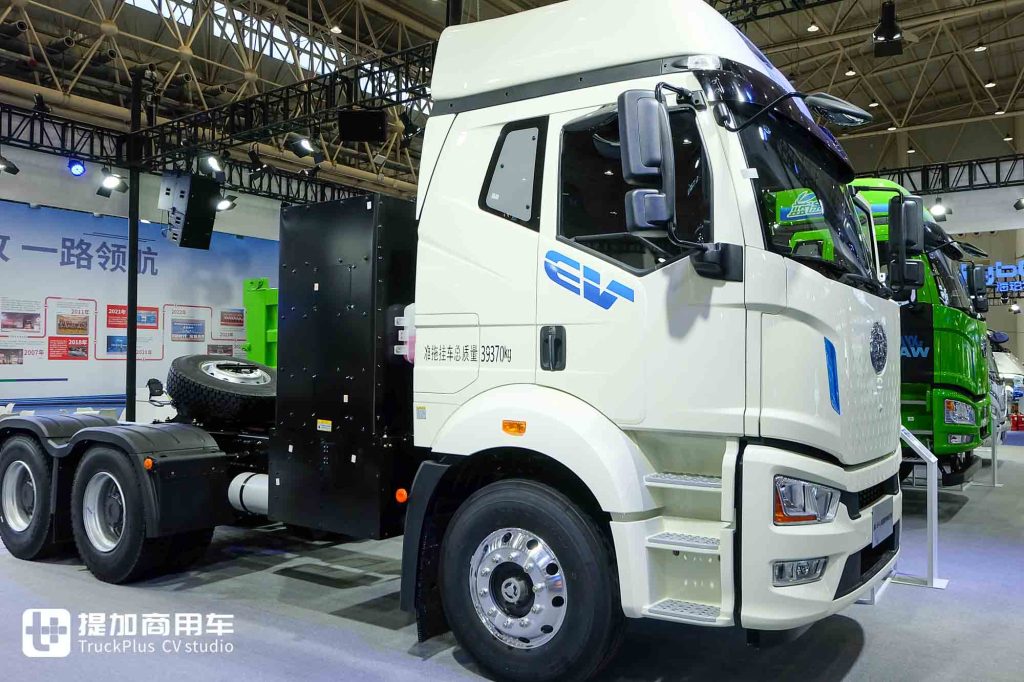 2025武汉车展｜5款新能源卡车亮相，还有30+文创产品？带您逛一汽解放展台