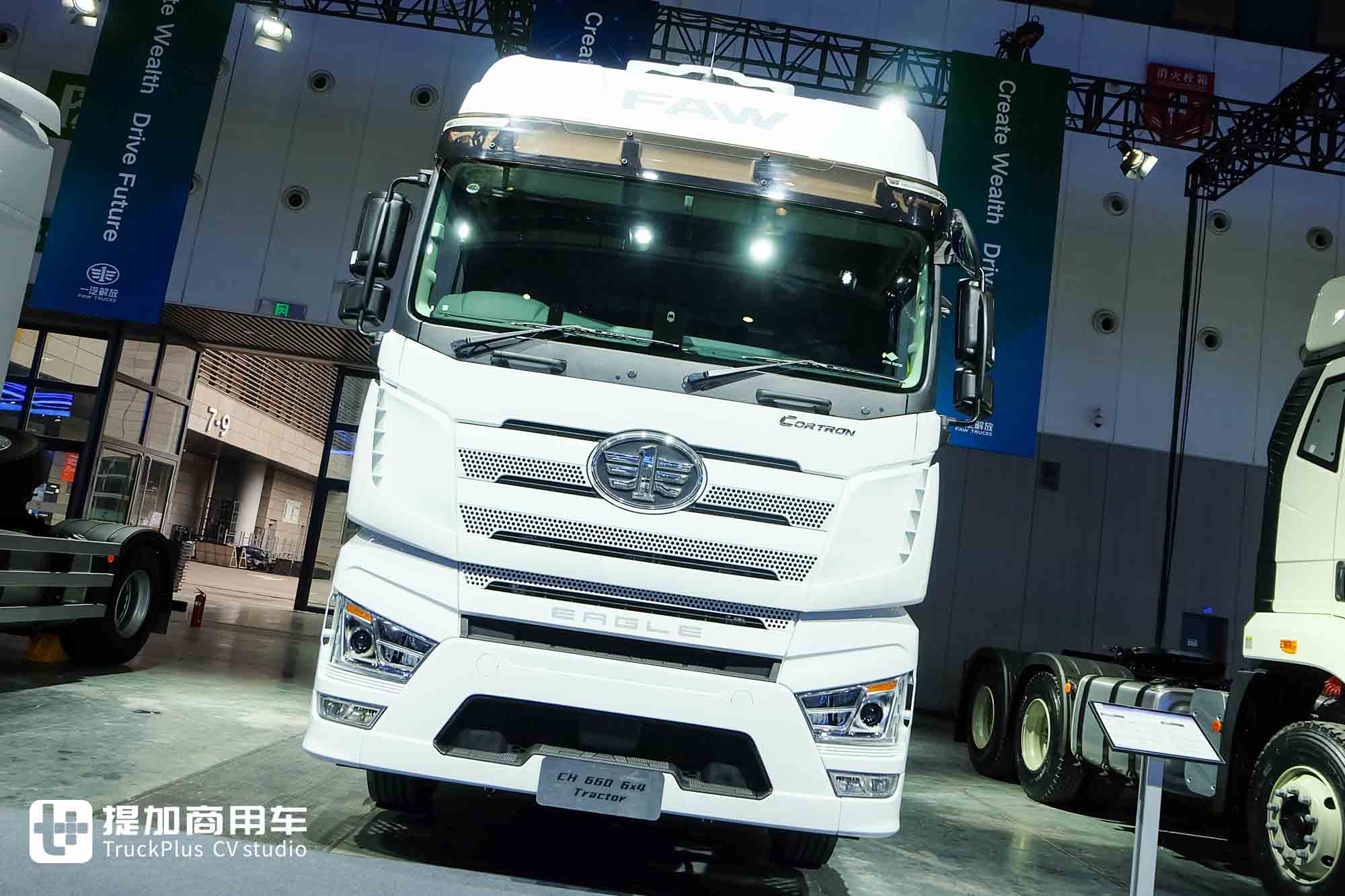 总重高达120吨！为公路列车而生，解放最新发布的出口版CORTRON CH牵引车实拍