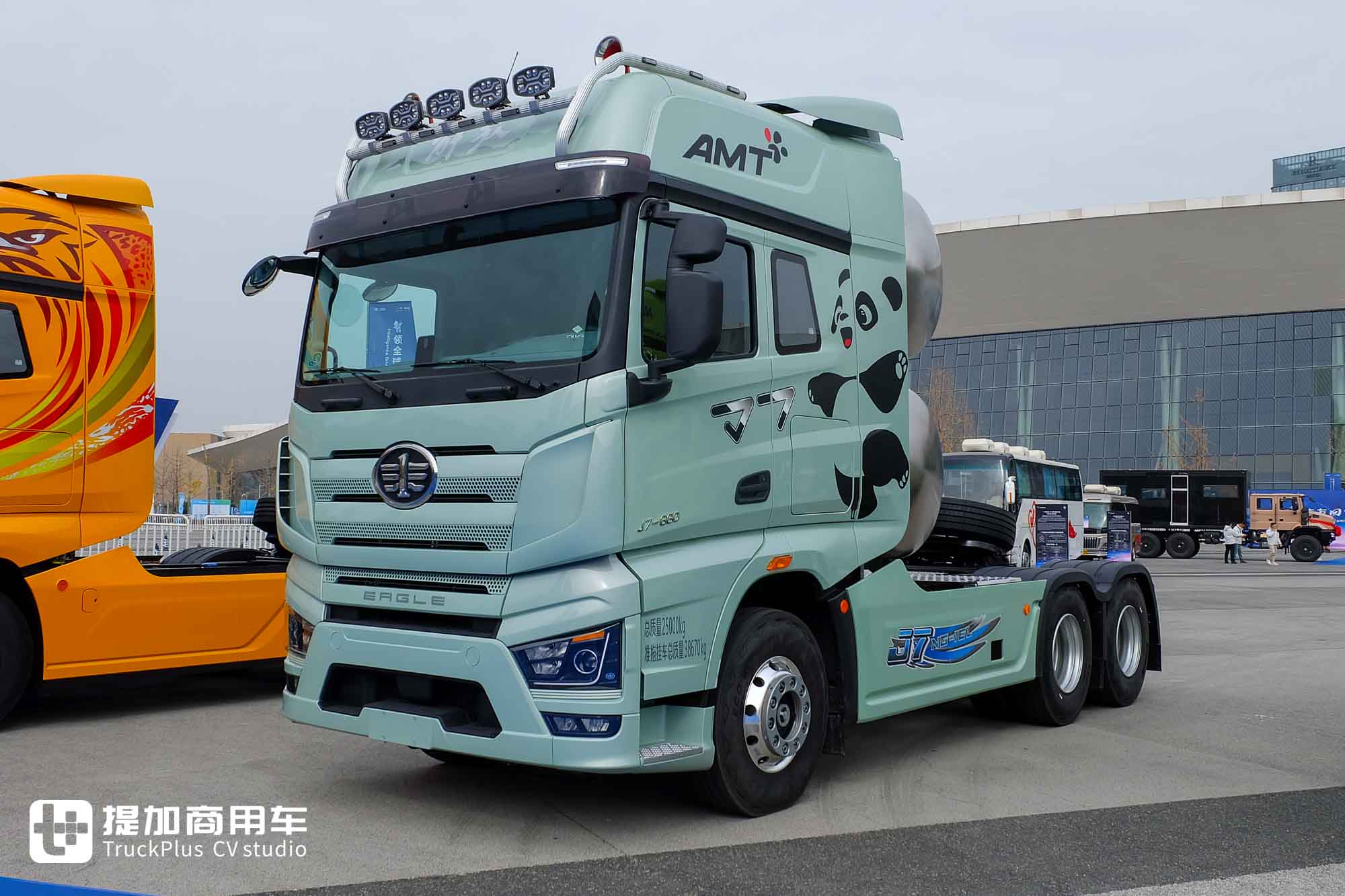 660匹马力+3000L超大气瓶！还带官方外观改装，这台解放J7 LNG牵引车不一般