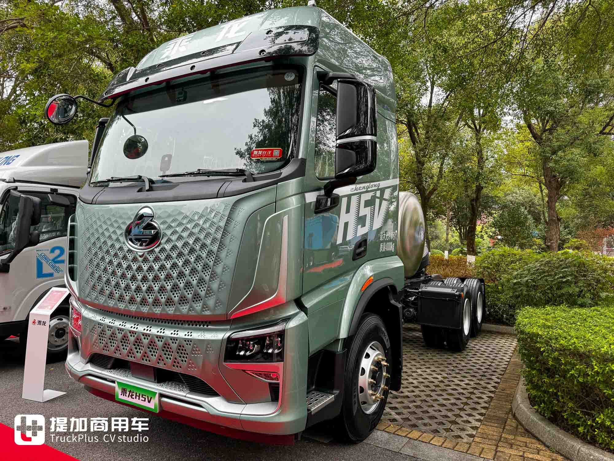 乘龙H5V燃气牵引车再出新车型，东风龙擎动力链加入，更有舒适豪华体验