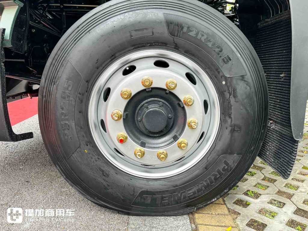 乘龙H5V燃气牵引车再出新车型，东风龙擎动力链加入，更有舒适豪华体验