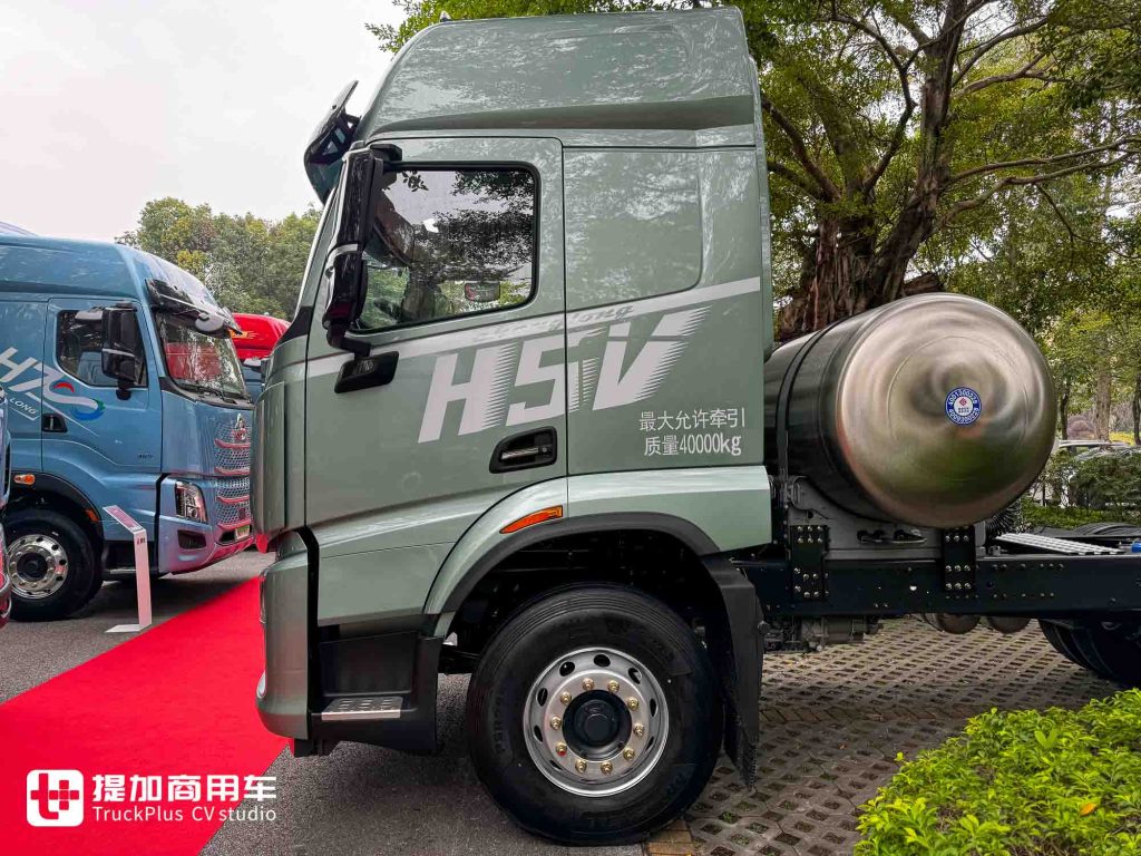 乘龙H5V燃气牵引车再出新车型，东风龙擎动力链加入，更有舒适豪华体验