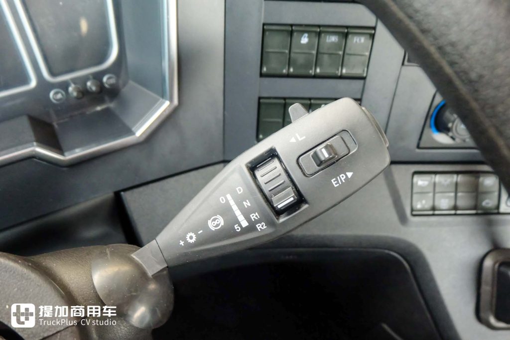 630匹大马力！康明斯15NFE动力加持，联合重卡金凤凰天然气牵引车来袭！