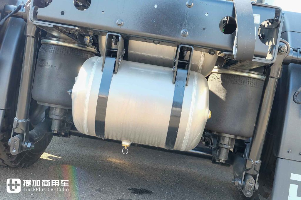 600匹的东方力量！东风新疆畅行X9出口版牵引车实拍，和国内版有何不同？