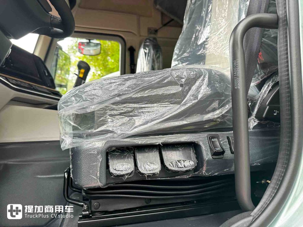 乘龙H5V燃气牵引车再出新车型，东风龙擎动力链加入，更有舒适豪华体验
