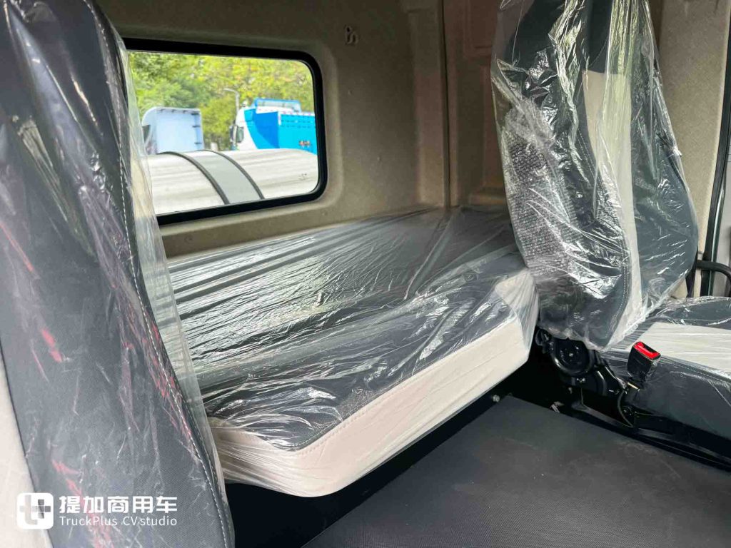乘龙H5V燃气牵引车再出新车型，东风龙擎动力链加入，更有舒适豪华体验