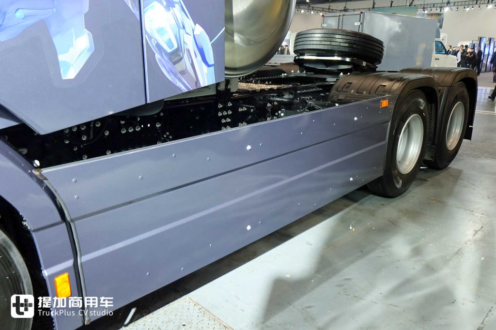 720马力3600牛·米！它是燃气车的“最强王者”？欧曼银河7天然气牵引车实拍