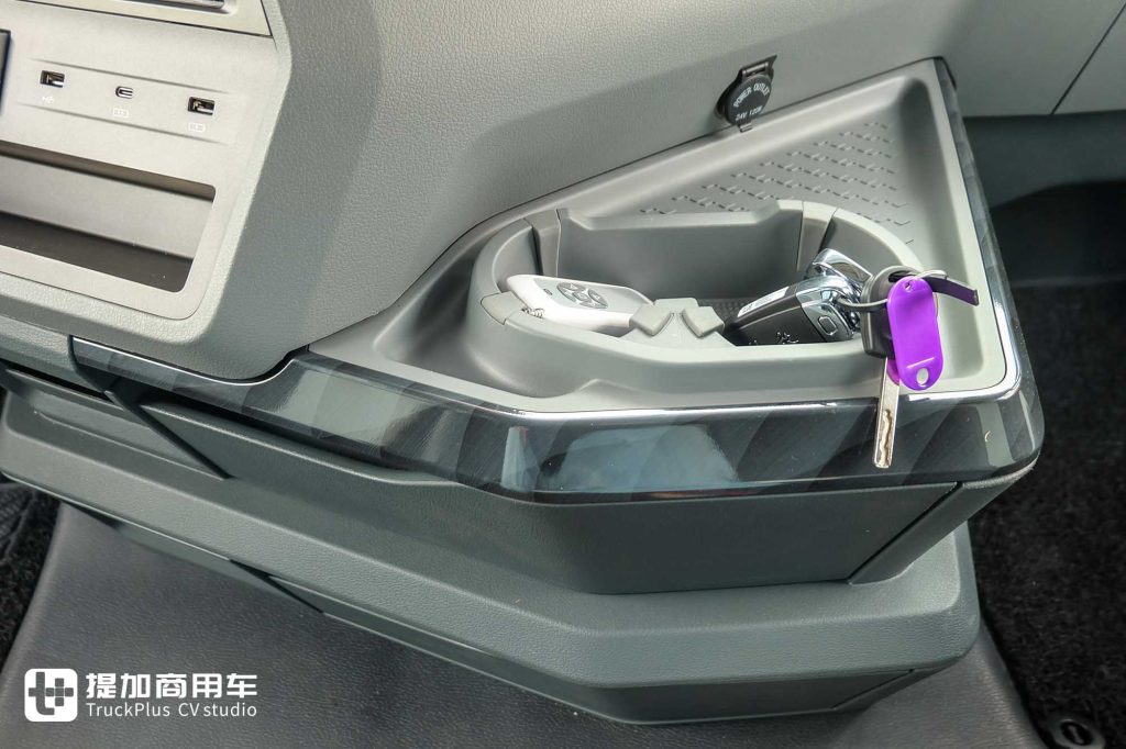 660匹马力+3000L超大气瓶！还带官方外观改装，这台解放J7 LNG牵引车不一般