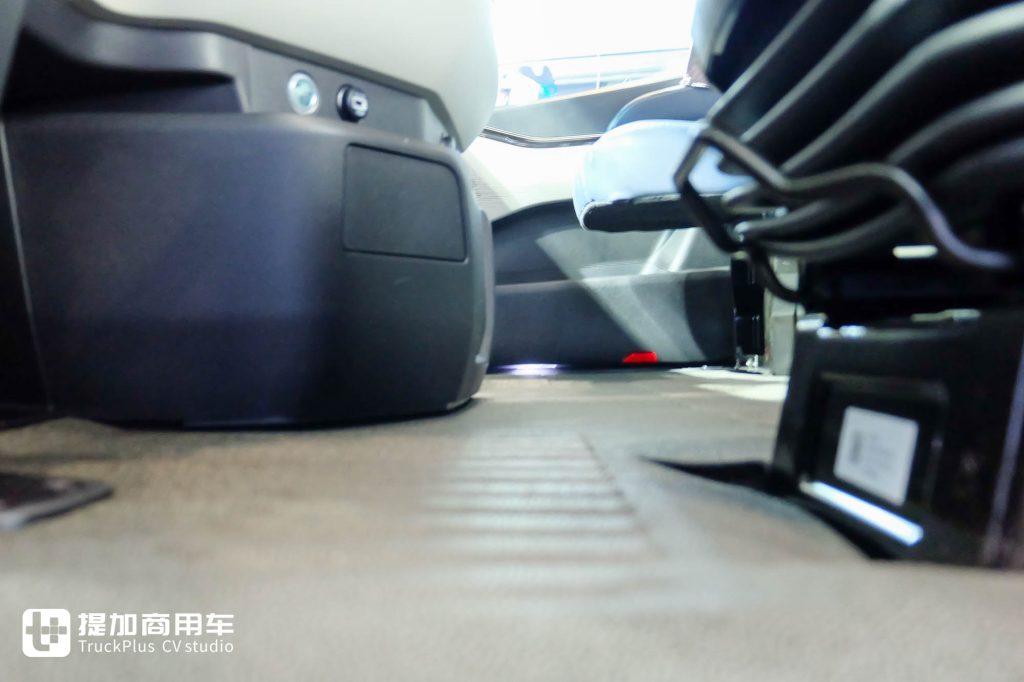 720马力3600牛·米！它是燃气车的“最强王者”？欧曼银河7天然气牵引车实拍
